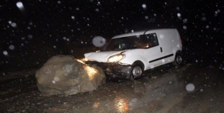 Kastamonu’da yola düşen kaya çarpan aracın sürücüsü yaralandı