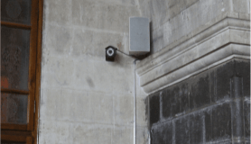 Camide namaz kılan turistin çantasını çaldı