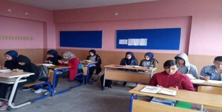 Öğrenciler Mehmetçik’e Fetih Suresi okuyarak dua ettiler