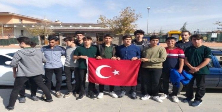 Lise öğrencileri Barış Pınarı’na katılmak için askerlik şubesine başvurdu