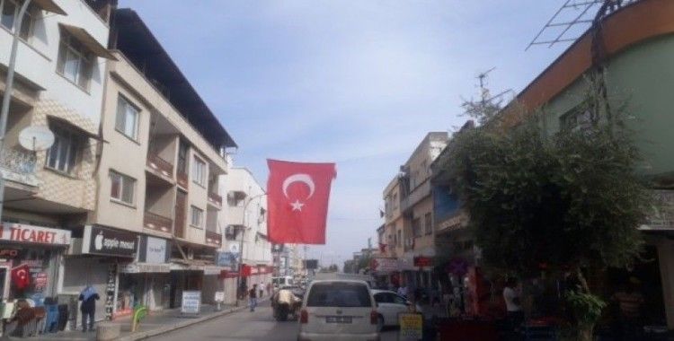 Kırıkhan’da iş yerleri ve evler Türk bayraklarıyla donatılıyor