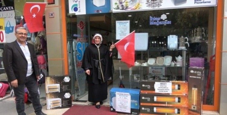 Barış Pınarı Harekatı’na Türk bayraklı destek