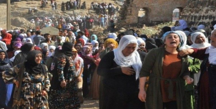 Teröristlerin havan toplu saldırısı sonucu şehit olan anne ve iki kızı yan yana toprağa verildi