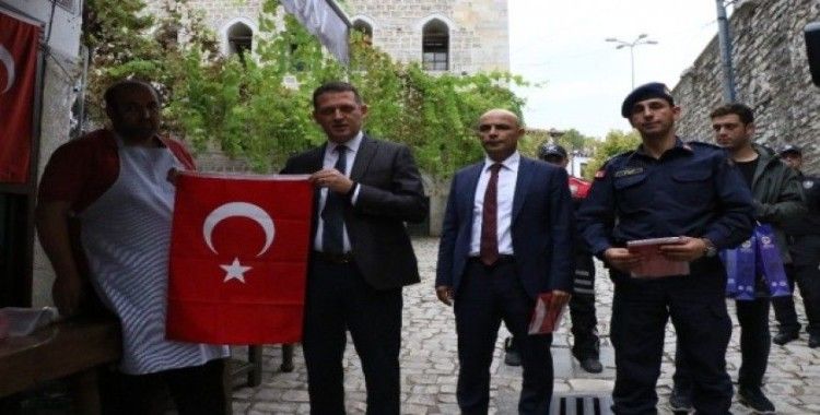 Osmanlı kentinde Mehmetçik’e destek için Türk bayrağı dağıtıldı