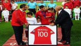 Emre Belözoğlu’na 100. maç hediyesi