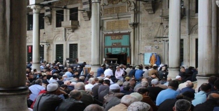 Eyüp Cami’nde binlerce kişi Mehmetçik için dua etti