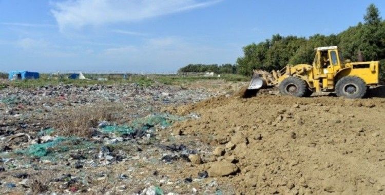 Adanalıoğlu’nda eski çöp döküm sahasının üzeri toprakla kapatıldı