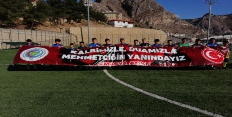 Futbolculardan Mehmetçiğe pankartlı destek