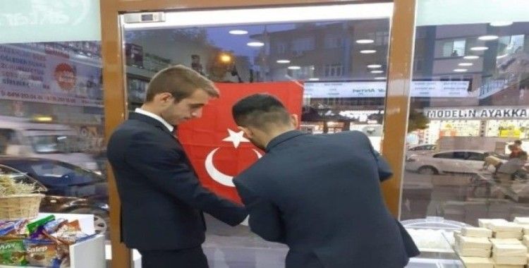 Adıyaman Ülkü Ocakları esnaflara Türk Bayrağı dağıttı