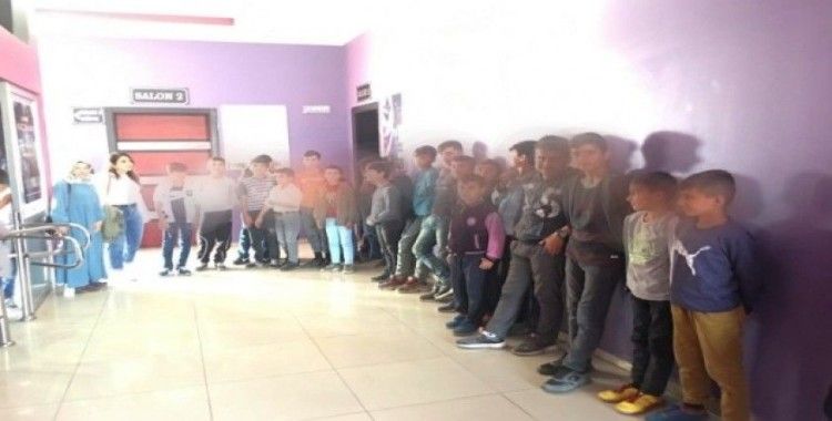 Sokakta çalışan ve proje bünyesinde açılan kurslara düzenli olarak katılan 50 çocuk,  sinemaya götürüldü