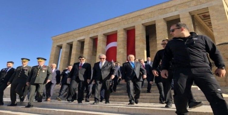 Vali Şahin Ankara’nın başkent oluşunun yıl dönümünde Anıtkabir’i ziyaret etti
