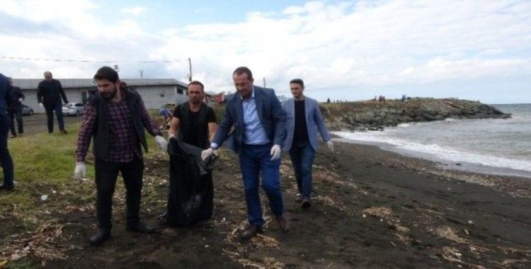 Belediye başkanı eldivenleri giydi, sahili çöplerden temizledi