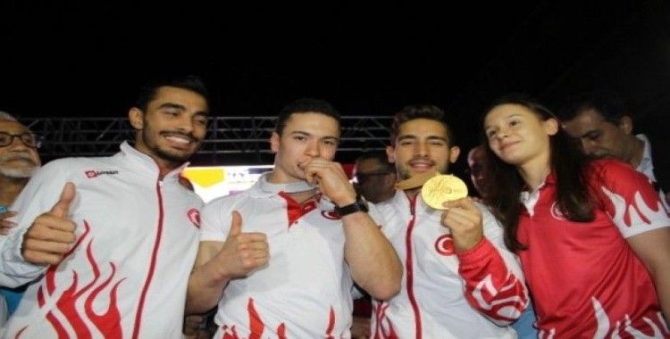 Dünya Şampiyonu Cimnastikçi İbrahim Çolak, İzmir’de coşkuyla karşılandı