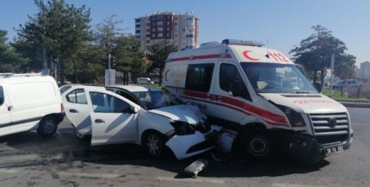 Kayseri’de hasta taşıyan ambulansa otomobil çarptı: 6 yaralı