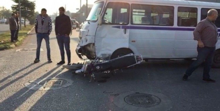 Servis minibüsü ile motosiklet çarpıştı: 1 ağır yaralı