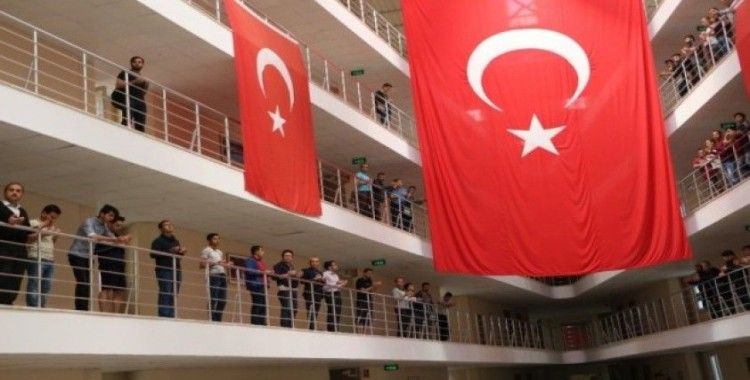 Öğrencilerden Mehmetçiğe bayraklı destek