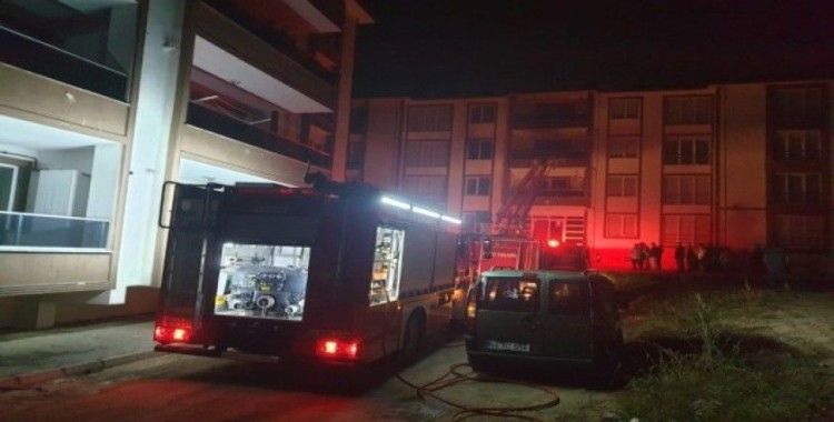 Sakarya’da 4 katlı binada yangın: 1 kişi dumandan etkilendi