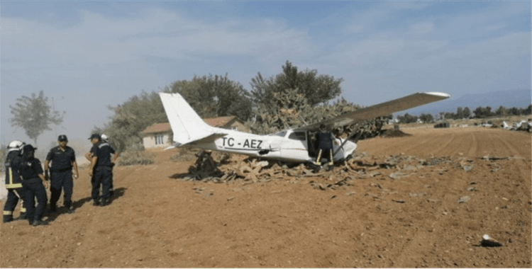 Yoldan çıkan uçağın pilotu: "Hava akımıyla uçak yolun soluna savruldu ve ağaçlara çarparak durdu"