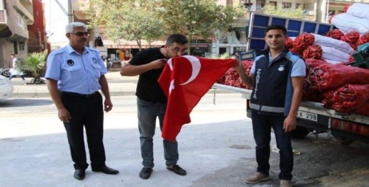 Haliliye’de vatandaşlara Türk Bayrağı dağıtıldı