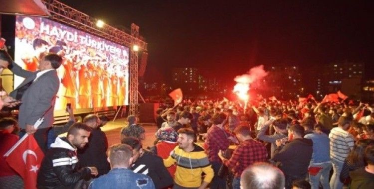 Konya’da dev ekranda milli maç coşkusu