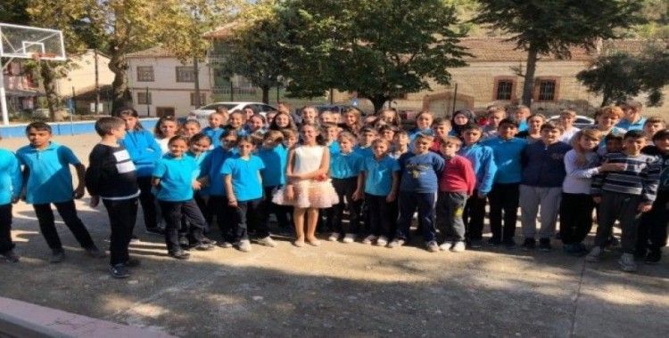 Amerika’dan ödüllü çocuk piyanist köy çocuklarına konser verdi