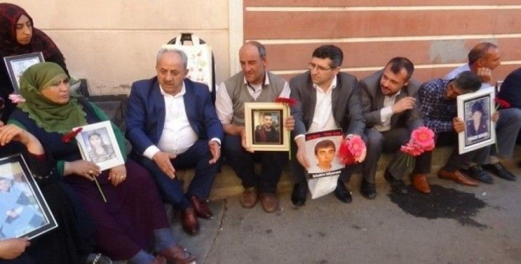 Bayındır Memur-Sen’den HDP önünde evlat nöbeti tutan ailelere destek ziyareti