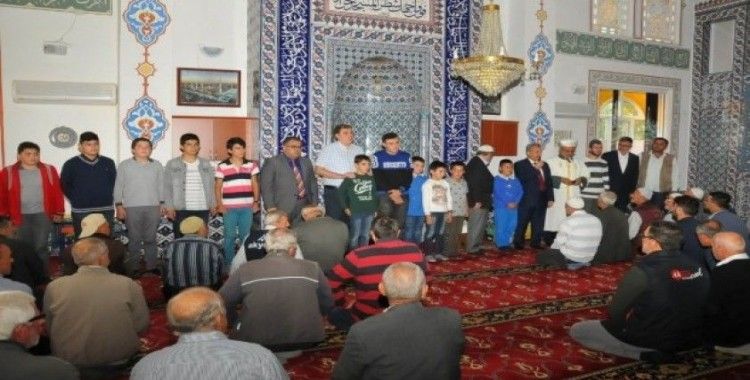 Akşehir’de camiye giden çocuklar ödüllendirildi