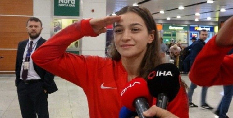 Dünya ikincisi boksör Buse Naz Çakıroğlu’ndan havalimanında asker selamı