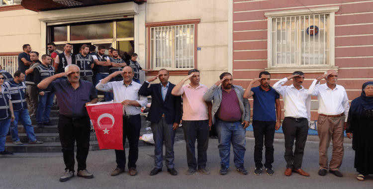 HDP önündeki ailelerden Barış Pınarı Harekatı'na destek