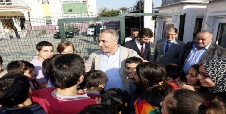Sultangazi’de okullara 93 ton temizlik malzemesi desteği