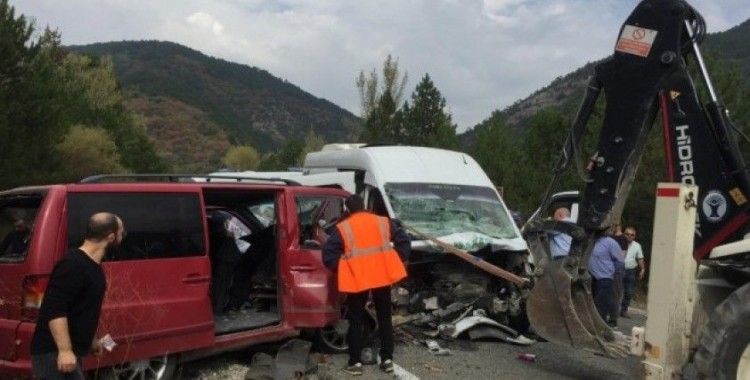 Kütahya Domaniç’te 2 minibüs çarpıştı: 1 ölü, 15 yaralı