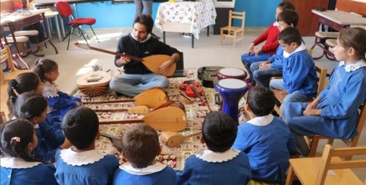 Köy çocuklarını müzik enstrümanlarıyla tanıştırıyor