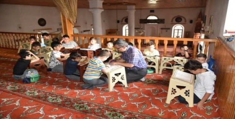 Kuran-ı Kerim Öğrenen öğrencilerden Mehmetçiğe Dua