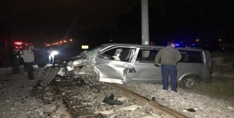 Kütahya’da raybüsün çarptığı minibüsün sürücüsü ağır yaralandı