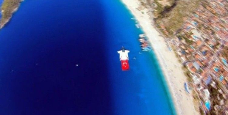 Fransız paraşütçüler, Türk bayrağını gökyüzünde dalgalandırdı