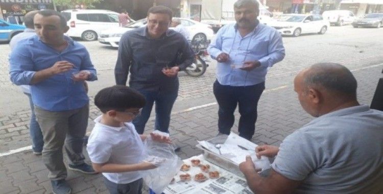 Esnaf Barış Pınarı Harekatındaki askerler için lokma tatlısı dağıtıp dualar etti