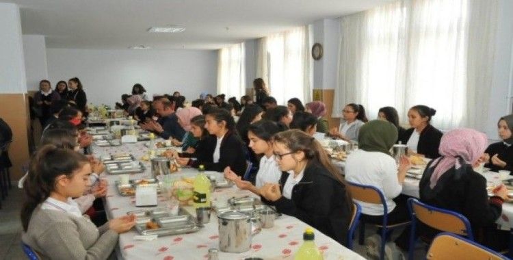 Akşehirli öğrenciler askerler için bin 400 Fetih Suresi okudu