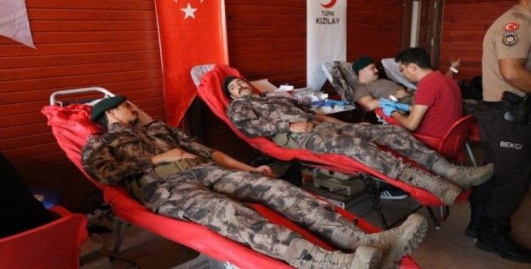 Polisten Mehmetçiğe kan bağışı