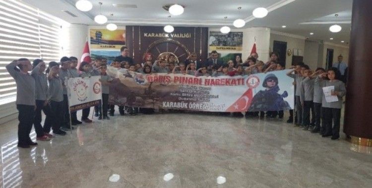 Vali ve öğrencilerden Barış Pınarı Harekatına asker selamlı destek