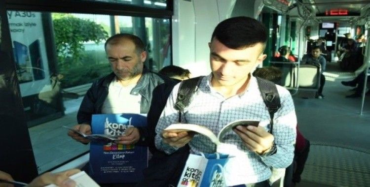 Büyükşehir’den tramvayda kitap sürprizi