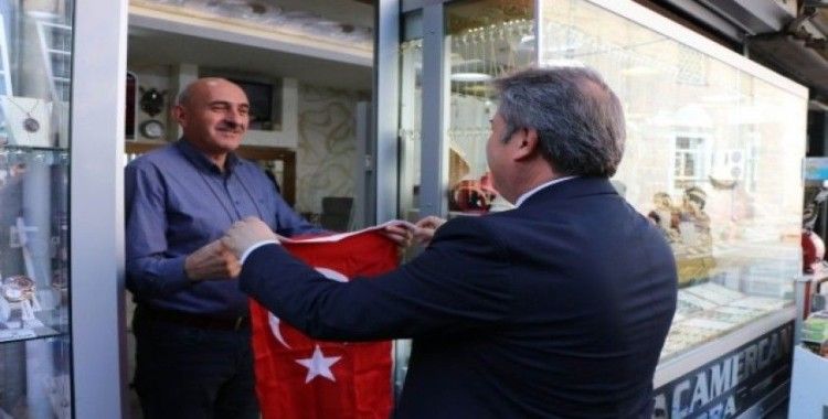 Cumhuriyet Meydanı Türk bayrakları ile donatıldı
