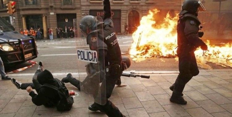 Barsolona’da protestolar sürüyor: 182 yaralı