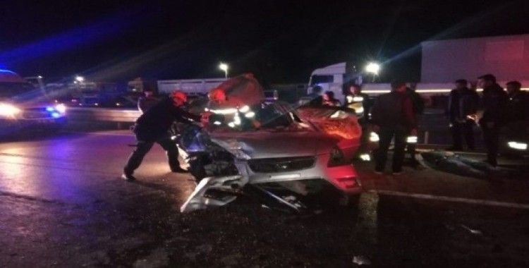 Otomobil önündeki tıra arkadan çarptı: 1 ölü, 4 yaralı