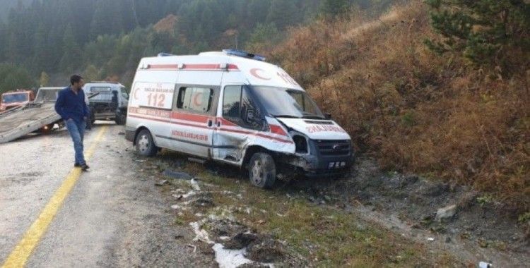 Tosya’da ambulans otomobil ile çarpıştı, 1 yaralı