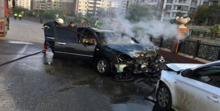 Van Büyükşehir itfaiye ekipleri araç yangınlarına müdahale etti