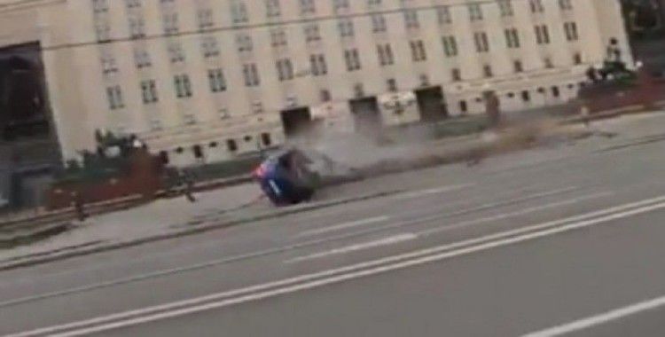 Aşırı hız yapan araç Rusya Savunma Bakanlığı önündeki bariyerlere daldı