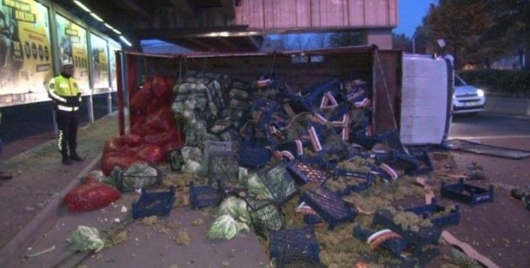 Ankara’da lastiği kopan kamyon devrildi: 1 yaralı