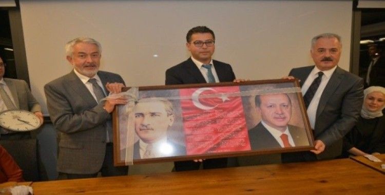 Muhtarlardan Başkan Başdeğirmen’e, Atatürk ve Cumhurbaşkanı Erdoğan’lı fotoğraflı makam panosu hediyesi