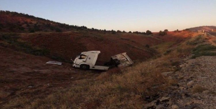 Ankara’da tır şarampole yuvarlandı: 1 yaralı