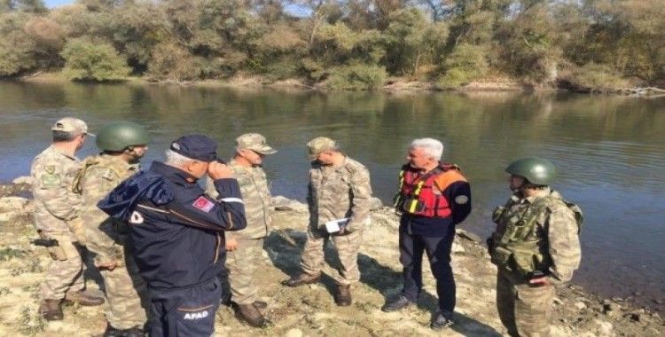 AFAD 1. derece askeri yasak bölgede 60 şişme bot topladı ve imha etti